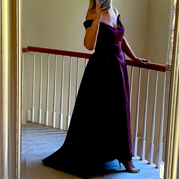 Elegant Xscape high-low gown - Picture 2 of 8